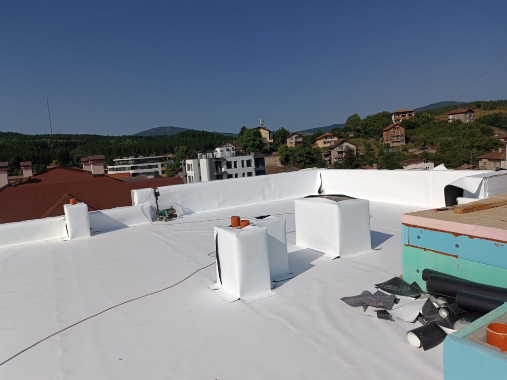 Полагане на хидроизолация при ремонт на покрив на кооперация в Перник, Хидростоп