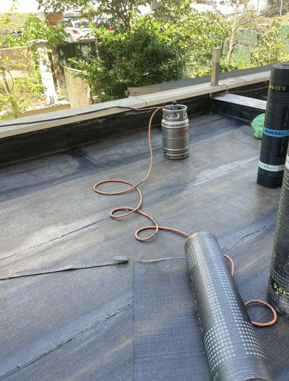 Полагане на битумна хидроизолация на плосък покрив в кв. Хладилника, гр. София 8 Ремонт на покрив с битумна хидроизолация-HydroStop.bg