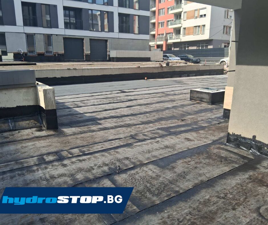 Хидростоп-доставка-и-монтаж-на-битумна-хидроизолация-на-зелен-покрив-на-пакрикнг-на-жилищна-сграда-софия-нетъкан-текстил-с-армировка 4
