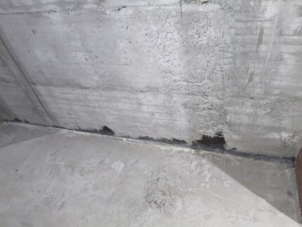 Спиране на активни течове в мазе на новопостроена сграда в гр. Банкя 1 Спиране на активни течове в мазе на новопостроена сграда в гр. Банкя, Хидростоп